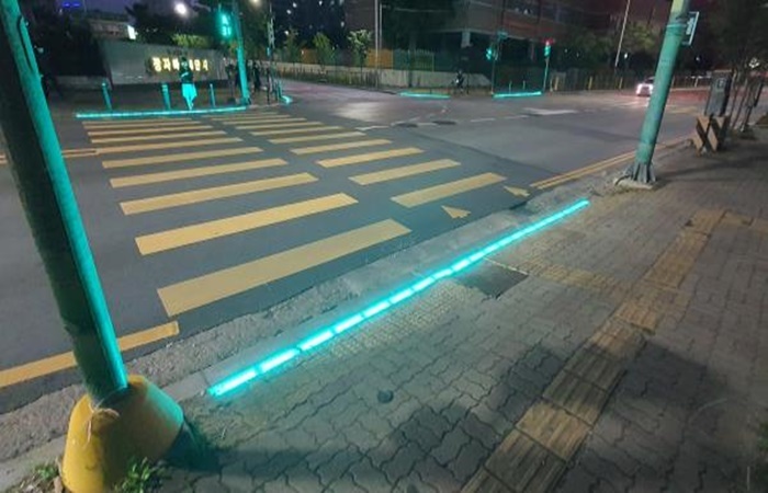 청주시, 어린이보호구역 내 LED 바닥신호등 설치
