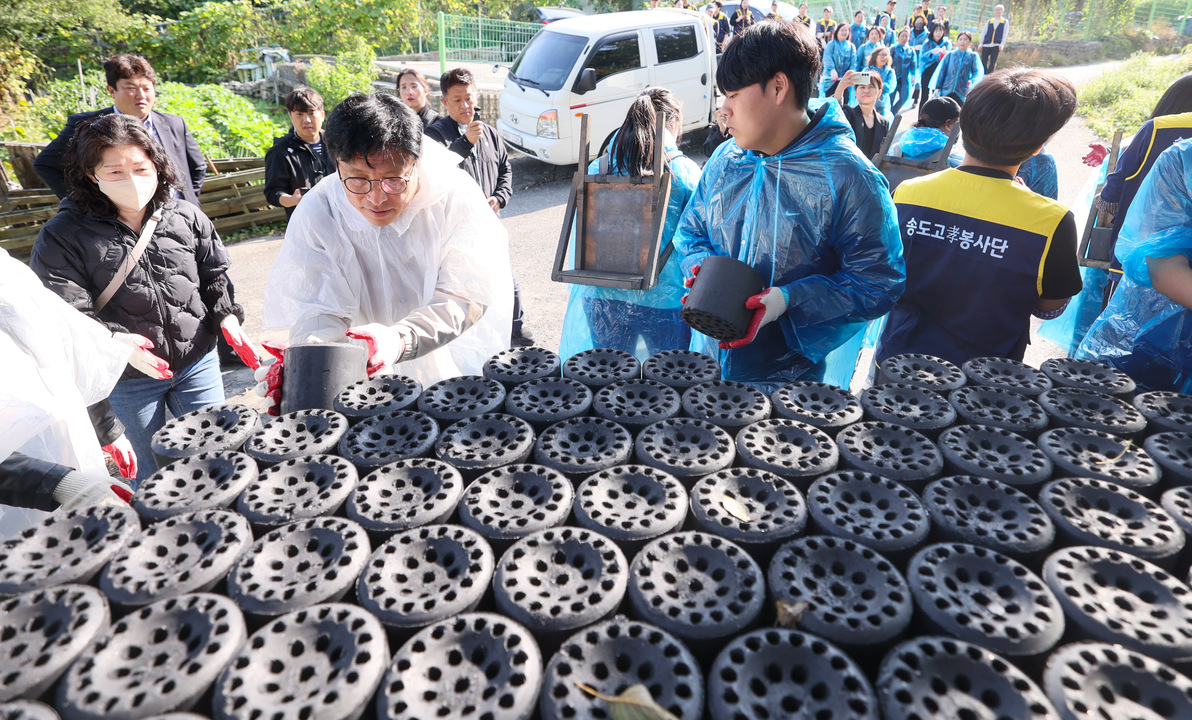 인천광역시교육청, 이웃에 온기를 전하는 사랑더함 연탄봉사에 동행 인천광역시교육청, 이웃에 온기를 전하는 사랑더함 연탄봉사에 동행