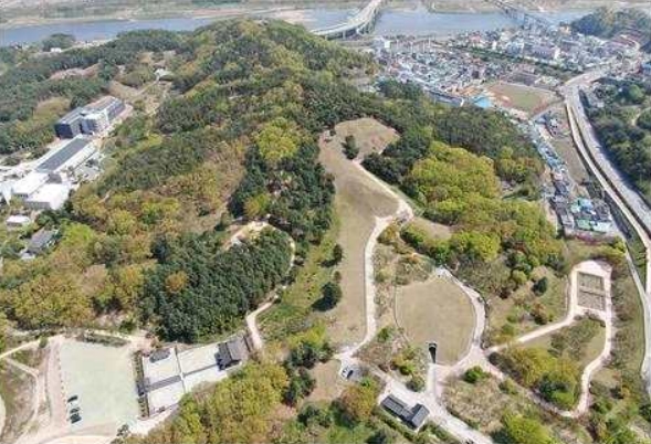 공주 송산리 고분군 본격적인 발굴조사 시작